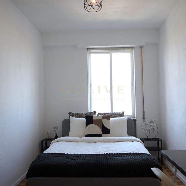 Cama y mesas de noche