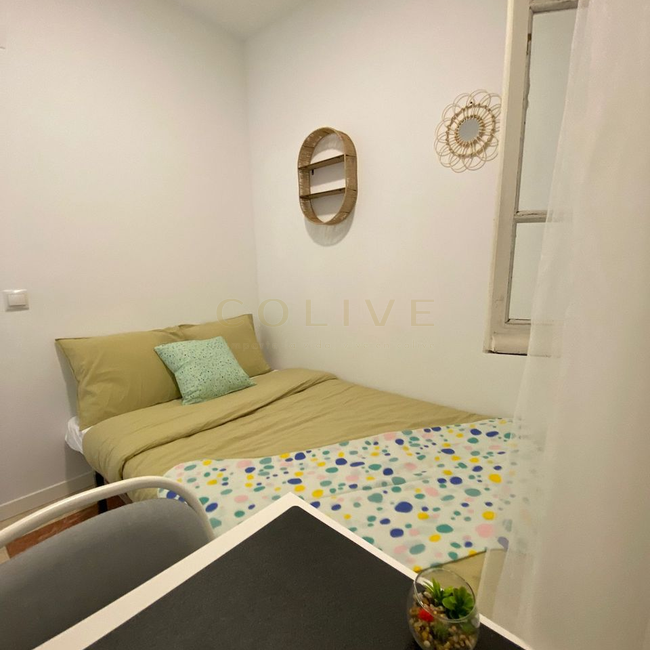 Cama de 1,20, escritorio, silla y decoración