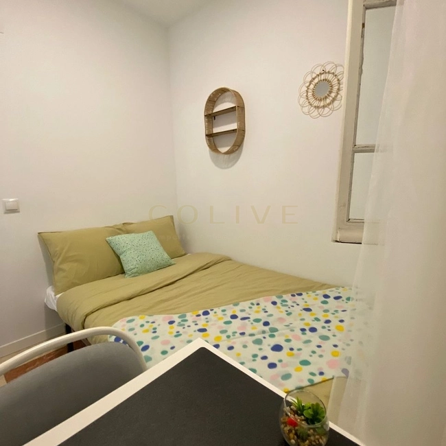 Cama de 1,20, escritorio, silla y decoración